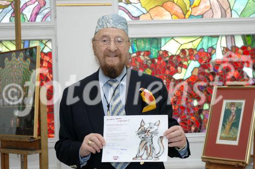 Der Künstler Prof. Ernst Fuchs sucht die besten Bilder des Whiskas Kindermalwettbewerbs aus.
©fotodienst/Nadine Bargad