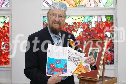 Der Künstler Prof. Ernst Fuchs sucht die besten Bilder des Whiskas Kindermalwettbewerbs aus.
©fotodienst/Nadine Bargad