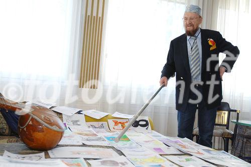 Der Künstler Prof. Ernst Fuchs sucht die besten Bilder des Whiskas Kindermalwettbewerbs aus.
©fotodienst/Nadine Bargad