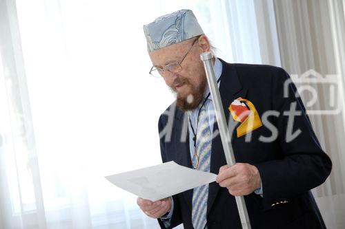 Der Künstler Prof. Ernst Fuchs sucht die besten Bilder des Whiskas Kindermalwettbewerbs aus.
©fotodienst/Nadine Bargad