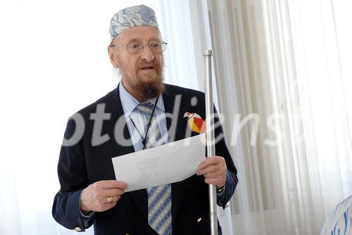 Der Künstler Prof. Ernst Fuchs sucht die besten Bilder des Whiskas Kindermalwettbewerbs aus.
©fotodienst/Nadine Bargad