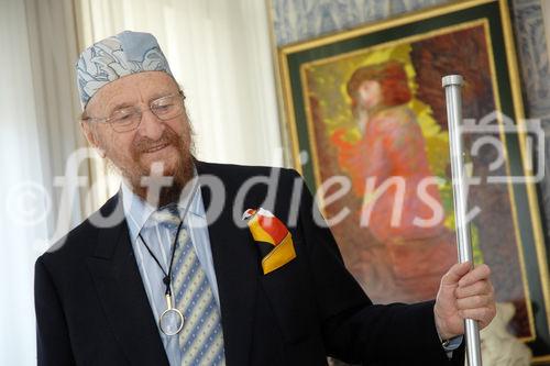 Der Künstler Prof. Ernst Fuchs sucht die besten Bilder des Whiskas Kindermalwettbewerbs aus.
©fotodienst/Nadine Bargad