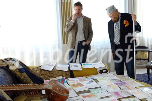 Der Künstler Prof. Ernst Fuchs sucht die besten Bilder des Whiskas Kindermalwettbewerbs aus.
©fotodienst/Nadine Bargad