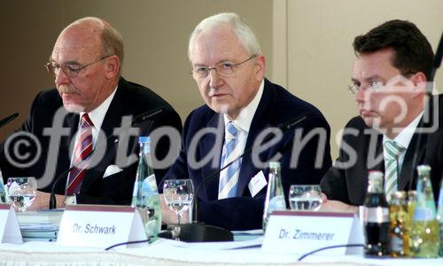 Reinhold Schulte (Vorsitzender des Verbandes der privaten Krankenversicherung e.V.); Dr. Bernhard Schareck (GDV-Präsident); Moderator Dr. Peter Schwark (GDV). (C)Fotodienst/Markus Mirschel