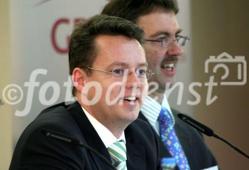 Moderator Dr. Peter Schwark (GDV); Dr. Maximilian Zimmerer (Vorsitzender des GDV-Hauptausschusses Lebensversicherung und Pensionsfonds). (C)Fotodienst/Markus Mirschel