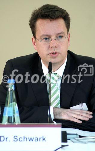 Moderator Dr. Peter Schwark (GDV). (C)Fotodienst/Markus Mirschel