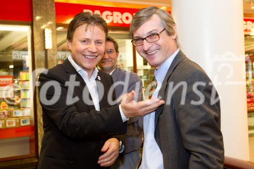 (c) fotodienst / Anna Rauchenberger - Wien, am 09.05.2011 - Heute wurde der 'Kunstmediator 2011' von den IG Galerien gekürt. Der Preis wird einmal jährlich an Personen, Organisationen oder Unternehmen für besondere Verdienste bei der Vermittlung von Kunst verliehen. Der Award, eine Edelstahl-Skulptur, wurde heute im Kunstraum in den Ringstraßen Galerien vom Vorjahrespreisträger überreicht.