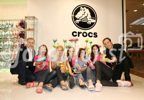 (C) fotodienst/Anna Rauchenberger - Wien 14.03.2008  - CROCS eröffnet eine neue Filiale in der Shopping City Süd in Vösendorf. FOTO: Crocs Österreich Geschäftsführer Ernst  und Andy Widmann mit den Models der Schuh-Modenschau.