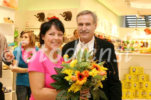 (C) fotodienst/Anna Rauchenberger - Wien 14.03.2008  - CROCS eröffnet eine neue Filiale in der Shopping City Süd in Vösendorf. FOTO: Crocs Österreich Geschäftsführer Ernst Widmann mit Gattin