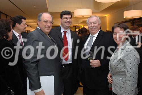 Der Traditionsverein Sport Club HAKOAH Wien kehrt nach beinahe 70 Jahren in den Wiener Prater auf seine ehemalige Heimstätte zurück. Im Bild Bürgermeister Michael Häupl und der Präsident der Israelitischen Kultusgemeinde IKG, Ariel Muzikant.

©fotodienst/Nadine Bargad