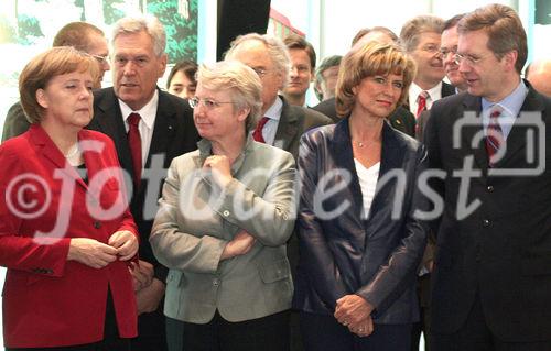 Der Besuch am diesjährigen Capgemini-Stand:
Bundeskanzlerin Angela Merkel (CDU); Michael Glos (Bundesminister für Wirtschaft und Technologie, CSU); Annette Schavan (Bundesministerin für Bildung und Forschung, CDU); Dagmar Wöhrl (Parlamentarische Staatssekretärin im Bundeswirtschaftsministerium); Christian Wulf (Niedersächsischer Ministerpräsident, CDU). (C)Fotodienst/Markus Mirschel