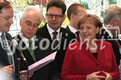 Der Besuch am diesjährigen Capgemini-Stand:
Hervé Novelli (Staatssekretär im französichen Wirtschaftsministerium); Antonio Schnieder (Group Executive Board Member, Capgemini); Bundeskanzlerin Angela Merkel (CDU). (C)Fotodienst/Markus Mirschel