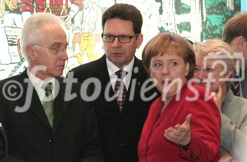 Der Besuch am diesjährigen Capgemini-Stand:
Antonio Schnieder (Group Executive Board Member, Capgemini); Bundeskanzlerin Angela Merkel (CDU); Annette Schavan (Bundesministerin für Bildung und Forschung, CDU). (C)Fotodienst/Markus Mirschel