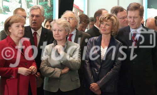 Der Besuch am diesjährigen Capgemini-Stand:
Bundeskanzlerin Angela Merkel (CDU); Michael Glos (Bundesminister für Wirtschaft und Technologie, CSU); Annette Schavan (Bundesministerin für Bildung und Forschung, CDU); Dagmar Wöhrl (Parlamentarische Staatssekretärin im Bundeswirtschaftsministerium); Christian Wulf (Niedersächsischer Ministerpräsident, CDU). (C)Fotodienst/Markus Mirschel