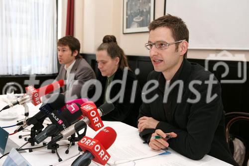 (C) fotodienst/Anna Rauchenberger - Wien 03.03.2008  - VCÖ - Klimaschutz im Verkehr - Potenziale und Chancen. FOTO v.l.: Mag. Christian Gratzer (VCÖ-Kommunikation), (Univ. Prof. Dr. Helga Kromp-Kolb, DI Martin Blum (VCÖ-Experte)