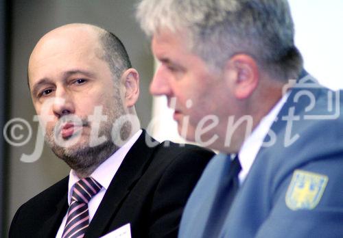 Rolf Krost (Präsident der Bundesanstalt für den Digitalfunk der Behörden und Organisationen mit Sicherheitsaufgaben, BDBOS); Albrecht Broemme (Präsident der Bundesanstalt Technisches Hilfswerk, THW). (C)Fotodienst/Markus Mirschel