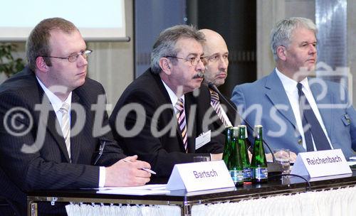 Michael Bartsch (Moderator, T-Systems Enterprise Service GmbH, Vorsitzender Arbeitskreis Homeland Security BITKOM); Gerold Reichenbach (MdB, SPD-Fraktion, Mitglied des Innenausschusses); Rolf Krost (Präsident der Bundesanstalt für den Digitalfunk der Behörden und Organisationen mit Sicherheitsaufgaben, BDBOS); Albrecht Broemme (Präsident der Bundesanstalt Technisches Hilfswerk, THW). 
(C)Fotodienst/Markus Mirschel