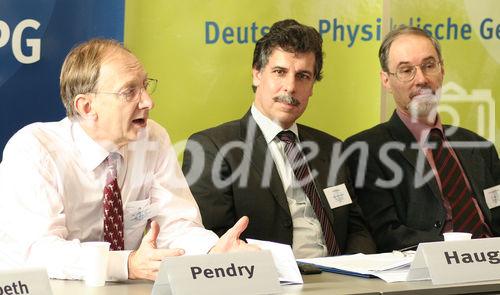 Prof. Sir John Pendry (Experte für Metamaterialien, Imperial College London, Chair in Theoretical Solid State Physics); Prof. Rolf Haug
(Sprecher DPG-Arbeitskreis Festkörperphysik, Universität Hannover, Institut für Festkörperphysik); Prof. Eckehard Schöll (Tagungsleiter, Technische Universität Berlin, Institut für Theoretische Physik). (C)Fotodienst/Markus Mirschel