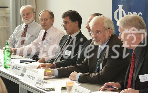 Prof. James A. Hudspeth (Experte zur Neurophysik des Gehörs,
The Rockefeller University New York, Laboratory of Sensory Neuroscience); Prof. Sir John Pendry (Experte für Metamaterialien, Imperial College London, Chair in Theoretical Solid State Physics); Prof. Rolf Haug (Sprecher DPG-Arbeitskreis Festkörperphysik, Universität Hannover, Institut für Festkörperphysik); Prof. Eckehard Schöll (Tagungsleiter, Technische Universität Berlin, Institut für Theoretische Physik); Prof. Eberhard Umbach (DPG-Präsident, Vorstandsvorsitzender Forschungszentrum Karlsruhe); Prof. Ludwig Schultz (Moderation, DPG-Vorstandsmitglied für Öffentlichkeitsarbeit, Leibniz-Institut für Festkörper- und Werkstoffforschung Dresden). (C)Fotodienst/Markus Mirschel