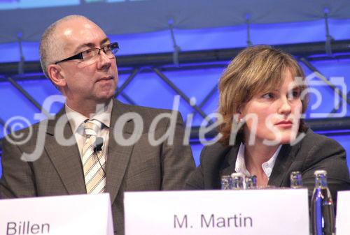 Gerd Billen (Vorstand Verbraucherzentrale Bundesverband e.V.); Carola Wahl (Leiterin Vertrieb und Kundenbindung, Deutsche Telekom Kundenservice GmbH). (C)Fotodienst/Markus Mirschel