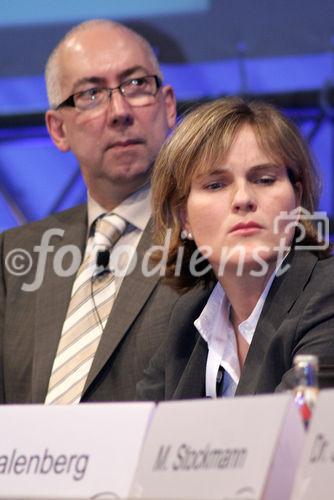 Gerd Billen (Vorstand Verbraucherzentrale Bundesverband e.V.); Carola Wahl (Leiterin Vertrieb und Kundenbindung, Deutsche Telekom Kundenservice GmbH). (C)Fotodienst/Markus Mirschel