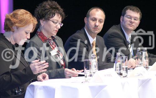 Helga Haag (Kongress Managerin CallCenterWorld); Christiane Nägler (Senior Sales Managerin CallCenterWorld); Manfred Stockmann (Fachbeirat der CallCenterWorld, Präsident des Call Center Forums Deutschland e.V.); Dr. Tim Bolte (Vice President Product Management SAP CRM Interaction Center SAP AG). (C)Fotodienst/Markus Mirschel