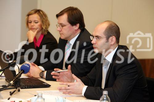 (C) fotodienst/Anna Rauchenberger - Wien 19.02.2008  - Erste Bank präsentiert Studie über den Bankensektor in SEE. FOTO v.l.: Hana Cygonkova, Günter Hohberger (Bankenanalyst, Erste Bank), Gernot Jany (Co-Autor der Banknstudie, Erste Bank).