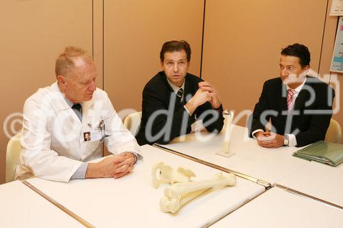 (C) fotodienst/Anna Rauchenberger - Wien 18.02.2008  - Die DePuy Surgery Week kombiniert Fachvorträge, Live-Operationen sowie Hands-on-Workshops zu einem österreichweit einzigartigen Weiterbildungsangebot für nationale und internationale Mediziner. FOTO v.l.: Univ.-Prof. Dr. Rainer Kotz (Leiter der Universitätsklinik für Orthopädie Wien, Wissenschaftlicher Leiter der DePuy Surgery Week), Prim. Univ. -Prof. Dr. Reinhard Windhager (Vorstand der Universitätsklinik für Orthopädie, Graz), Stefan Kaltenbacher (Managing Director von Johnson & Johnson Medical Austria)