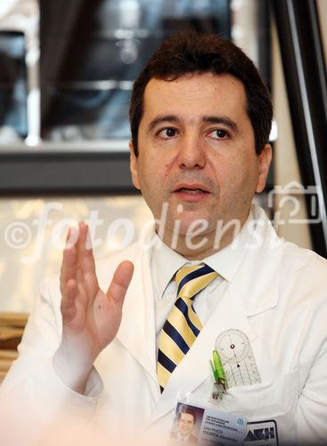 (C) fotodienst/Anna Rauchenberger - Wien 14.02.2008  - Die DePuy Surgery Week kombiniert Fachvorträge, Life-Operationen sowei Hands-on-Workshops zu einem österreichweit einzigartigen Weiterbildungsangebot für nationale und internationale Mediziner. FOTO: Univ.-Prof. Dr. Alexander Giurea (Leiter Reko-Team).