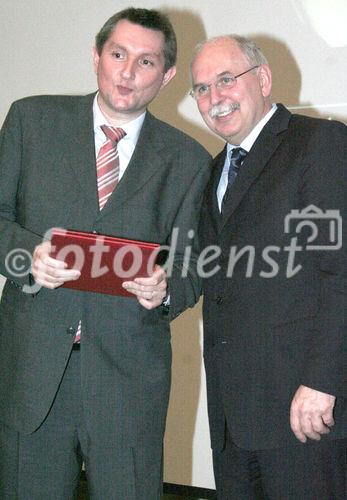 Prof. Dr. Klaus Kern (Physikalische Chemie von Festkörper, Max-Planck-Institut für Festkörperforschung, Stuttgart); Prof. Dr.-Ing. Matthias Kleiner (Präsident der Deutschen Forschungsgemeinschaft).
(C)Fotodienst/Markus Mirschel