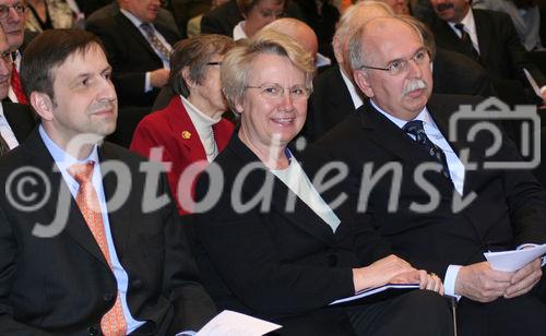 Prof. Dr. Holger Fleischer (Wirtschaftsrecht, Universität Bonn); Dr. Annette Schavan (Bundesministerin für Bildung und Forschung); Prof. Dr.-Ing. Matthias Kleiner (Präsident der Deutschen Forschungsgemeinschaft).
(C)Fotodienst/Markus Mirschel