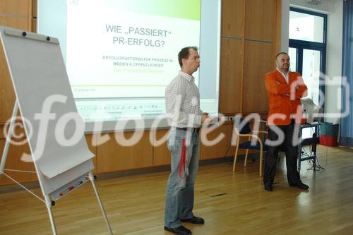 Das Pressetext Seminar - Erfolgsfaktoren für Präsenz in Medien und Öffentlichkeit.
Referent: Alois Gmeiner mit Lehrer Martin Mair
©fotodienst/Nadine Bargad