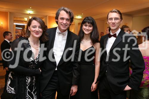 (C) fotodienst/Anna Rauchenberger - Wien 04.02.2008  - Auf dem IT & Telekom-Ball im Kursalon konnten zahlreiche Ehrengäste begrüßt werden, hier Medienpartner pressetext mit Dr. Wilfried und Monika Seywald sowie Compartners-Chef Mag. Kai Burger mit Assistentin.