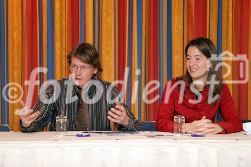 (C) Fotodienst/Anna Rauchenberger - 14.01.2008 - Wien - Im September 2007 ging das Schiff 'Berezina' auf Expedition zum gleichnamigen Fluss 'Berezina' in Weißrussland. Die Tour der 'Berezina' ist ein Experiment - Diskussionen sollen entstehen und betroffene Parteien und Unternehmen dadurch anregen, neue Technologien zu gebrauchen und brauchbar zu machen. FOTO: Ewald Vonk (Director, Fair Nature, NL) und Monique van Alphen (Biologin)