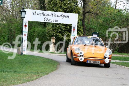 Die Fotos 1-83 zeigen die Ankunft der Teilnehmer beim Golfplatz in Atzgersbrugg, die Fotos 84-102 beim freiwilligen Fahren auf dem Wachau-Ring. Die Fotos 103-11 einen im Fahrerlager stehenden Audi Quattro S1 aus der Zeit der Gruppe-B-Monster