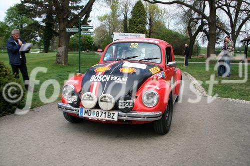 Die Fotos 1-83 zeigen die Ankunft der Teilnehmer beim Golfplatz in Atzgersbrugg, die Fotos 84-102 beim freiwilligen Fahren auf dem Wachau-Ring. Die Fotos 103-11 einen im Fahrerlager stehenden Audi Quattro S1 aus der Zeit der Gruppe-B-Monster