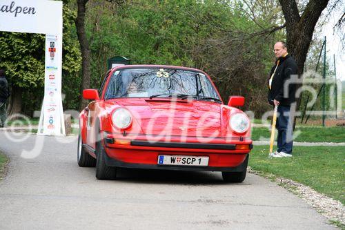 Die Fotos 1-83 zeigen die Ankunft der Teilnehmer beim Golfplatz in Atzgersbrugg, die Fotos 84-102 beim freiwilligen Fahren auf dem Wachau-Ring. Die Fotos 103-11 einen im Fahrerlager stehenden Audi Quattro S1 aus der Zeit der Gruppe-B-Monster