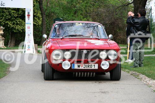 Die Fotos 1-83 zeigen die Ankunft der Teilnehmer beim Golfplatz in Atzgersbrugg, die Fotos 84-102 beim freiwilligen Fahren auf dem Wachau-Ring. Die Fotos 103-11 einen im Fahrerlager stehenden Audi Quattro S1 aus der Zeit der Gruppe-B-Monster