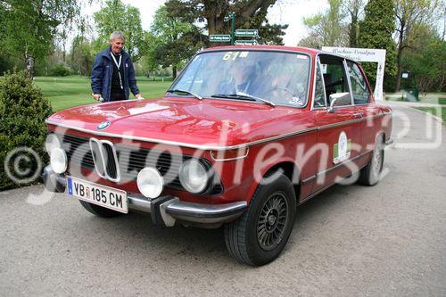 Die Fotos 1-83 zeigen die Ankunft der Teilnehmer beim Golfplatz in Atzgersbrugg, die Fotos 84-102 beim freiwilligen Fahren auf dem Wachau-Ring. Die Fotos 103-11 einen im Fahrerlager stehenden Audi Quattro S1 aus der Zeit der Gruppe-B-Monster