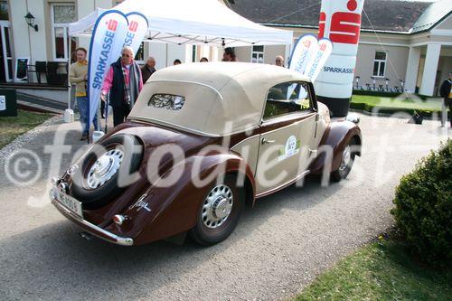 Die Fotos 1-83 zeigen die Ankunft der Teilnehmer beim Golfplatz in Atzgersbrugg, die Fotos 84-102 beim freiwilligen Fahren auf dem Wachau-Ring. Die Fotos 103-11 einen im Fahrerlager stehenden Audi Quattro S1 aus der Zeit der Gruppe-B-Monster