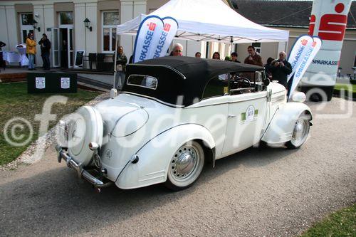 Die Fotos 1-83 zeigen die Ankunft der Teilnehmer beim Golfplatz in Atzgersbrugg, die Fotos 84-102 beim freiwilligen Fahren auf dem Wachau-Ring. Die Fotos 103-11 einen im Fahrerlager stehenden Audi Quattro S1 aus der Zeit der Gruppe-B-Monster