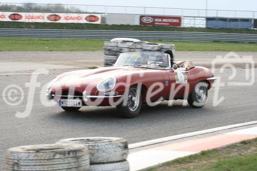 Die Fotos 1-83 zeigen die Ankunft der Teilnehmer beim Golfplatz in Atzgersbrugg, die Fotos 84-102 beim freiwilligen Fahren auf dem Wachau-Ring. Die Fotos 103-11 einen im Fahrerlager stehenden Audi Quattro S1 aus der Zeit der Gruppe-B-Monster