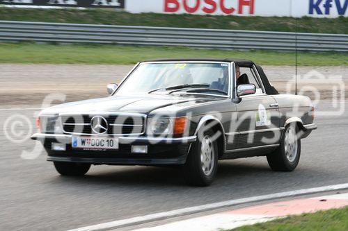 Die Fotos 1-83 zeigen die Ankunft der Teilnehmer beim Golfplatz in Atzgersbrugg, die Fotos 84-102 beim freiwilligen Fahren auf dem Wachau-Ring. Die Fotos 103-11 einen im Fahrerlager stehenden Audi Quattro S1 aus der Zeit der Gruppe-B-Monster