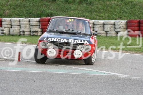 Die Fotos 1-83 zeigen die Ankunft der Teilnehmer beim Golfplatz in Atzgersbrugg, die Fotos 84-102 beim freiwilligen Fahren auf dem Wachau-Ring. Die Fotos 103-11 einen im Fahrerlager stehenden Audi Quattro S1 aus der Zeit der Gruppe-B-Monster