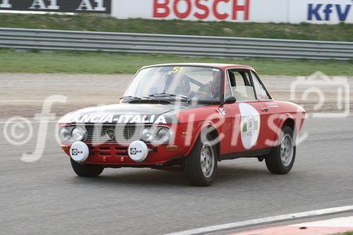 Die Fotos 1-83 zeigen die Ankunft der Teilnehmer beim Golfplatz in Atzgersbrugg, die Fotos 84-102 beim freiwilligen Fahren auf dem Wachau-Ring. Die Fotos 103-11 einen im Fahrerlager stehenden Audi Quattro S1 aus der Zeit der Gruppe-B-Monster