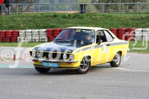 Die Fotos 1-83 zeigen die Ankunft der Teilnehmer beim Golfplatz in Atzgersbrugg, die Fotos 84-102 beim freiwilligen Fahren auf dem Wachau-Ring. Die Fotos 103-11 einen im Fahrerlager stehenden Audi Quattro S1 aus der Zeit der Gruppe-B-Monster