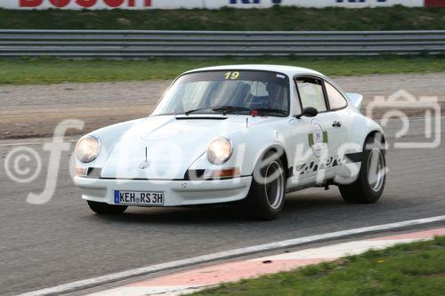 Die Fotos 1-83 zeigen die Ankunft der Teilnehmer beim Golfplatz in Atzgersbrugg, die Fotos 84-102 beim freiwilligen Fahren auf dem Wachau-Ring. Die Fotos 103-11 einen im Fahrerlager stehenden Audi Quattro S1 aus der Zeit der Gruppe-B-Monster