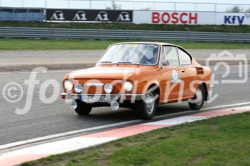 Die Fotos 1-83 zeigen die Ankunft der Teilnehmer beim Golfplatz in Atzgersbrugg, die Fotos 84-102 beim freiwilligen Fahren auf dem Wachau-Ring. Die Fotos 103-11 einen im Fahrerlager stehenden Audi Quattro S1 aus der Zeit der Gruppe-B-Monster