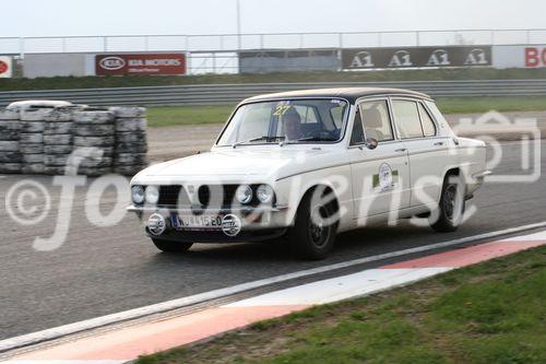 Die Fotos 1-83 zeigen die Ankunft der Teilnehmer beim Golfplatz in Atzgersbrugg, die Fotos 84-102 beim freiwilligen Fahren auf dem Wachau-Ring. Die Fotos 103-11 einen im Fahrerlager stehenden Audi Quattro S1 aus der Zeit der Gruppe-B-Monster