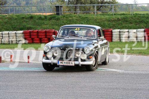 Die Fotos 1-83 zeigen die Ankunft der Teilnehmer beim Golfplatz in Atzgersbrugg, die Fotos 84-102 beim freiwilligen Fahren auf dem Wachau-Ring. Die Fotos 103-11 einen im Fahrerlager stehenden Audi Quattro S1 aus der Zeit der Gruppe-B-Monster